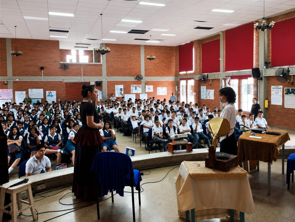 Estudiantes de la E.B.A. en una presentación en una institución educativa